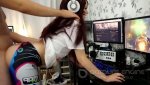 Подкрался сзади к бабе в наушниках и отодрал